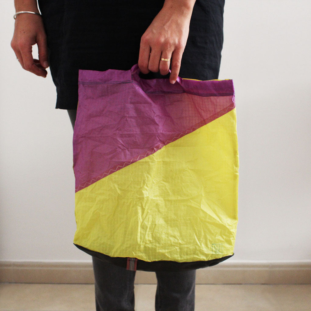 bolsa hecha a mano de tela de kitesurf. Moda sostenible, hecha de forma sostenible